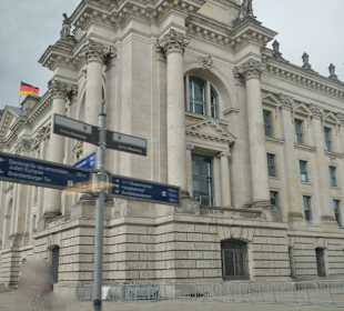 Blick zum Gebäude des Deutschen Bundestags