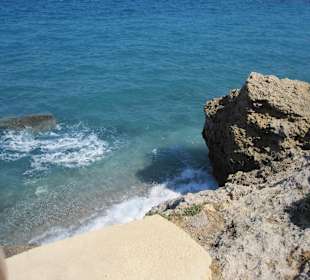 Spaziergang am Felsenstrand in Rhodos!