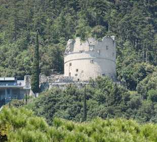 Blick von Riva del Garda hoch zur Bastion