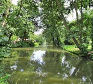 Spaziergang durch die sommerlichen Graftanlagen