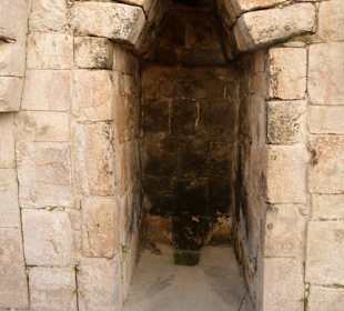 Maya Toilette