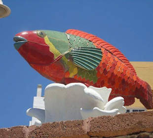 Skulptur über der Promenade