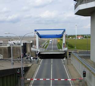 Blick von oben auf die Straße und Brücke