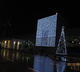 Weihnachtsdekoration am Abflugsterminal