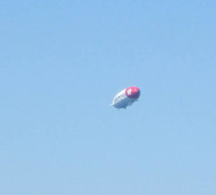 Zeppelin über der Altstadt Meersburg