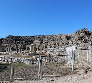 Ruiny mesta a časti amfiteatra