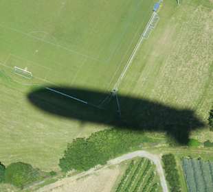 Zeppelinflug - sein eigener Schatten