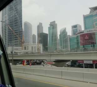 Blick aus dem gut klimatisierten Bus auf Dubai