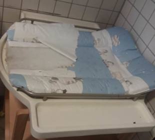 Wickeltisch Flughafen Halle Leipzig 