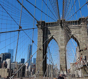 Brückenpfeiler mit Skyline