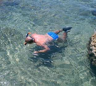 Schnorchler im glasklaren Wasser