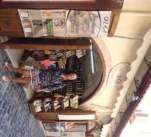 Nette griechische Verkäuferin