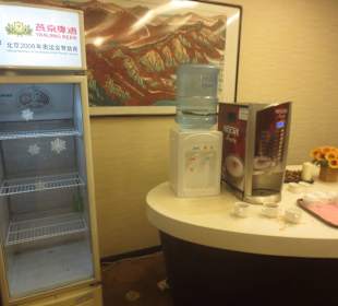 Leerer Getränkeschrank