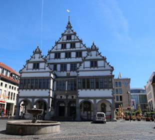 Rathaus am Rathausplatz mit Brunnen