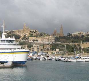 Einfahrt in den Hafen von Mgarr