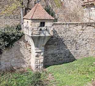 Im inneren Bereich der Stadtmauer
