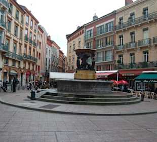 Fuente en una plaza del centro