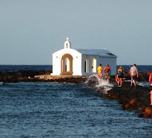 Kleine Kapelle an Hafeneinfahrt