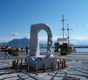 Skulptur und Leuchtturm von Alanya