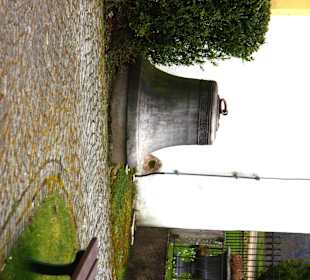 Glocken vor dem Eingang