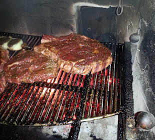 Fleisch am Kamingrill