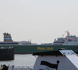 Dicke Pötte an der Hafeneinfahrt