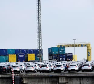 Zu verladenene Autos am RoRo-Terminal
