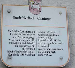 Infotafel neben dem Haupteingang des Friedhofes