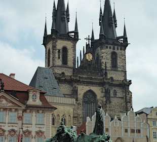 Jan-Hus-Denkmal mit Teynkirche