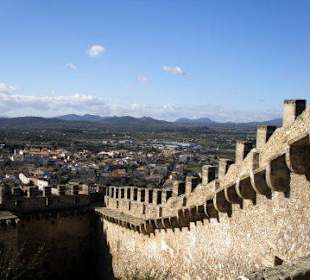 Begehbarer Teil der Burgmauer