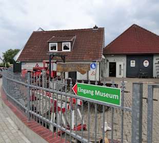Wegweiser zum Museumseingang