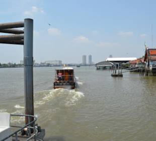Fahrt auf dem Chao Phraya Fluss Bangkok