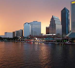 JAX Landing und Downtown von d. Main Street Bridge