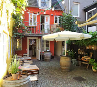 Im Innenhof des Wein- und Rumhaus Braasch