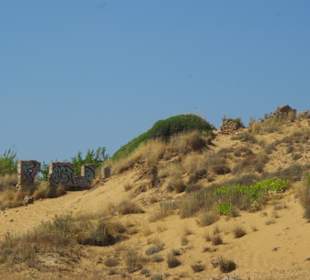 An der Mauer haben sich viele verewigt 