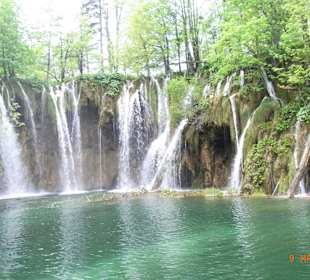 Einer der zahlreichen Wasserfälle