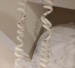 Kaputtes Kabel am Föhn, offene Kabel, wo kleine Kinder schnell dran sind. Da so etwas nicht bemerkt wird. Das passiert nicht über Nacht allsun Hotel Eden Playa
