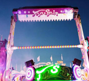 Fahrgeschäfte bei Nacht