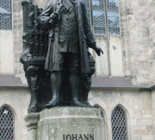 Bachstatue vor der Thomaskirche in Leipzig