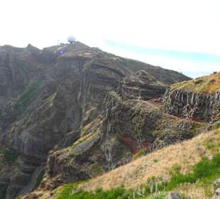 Widok na szczyt od strony szlaku z Pico Ruivo