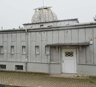 Außenansicht der Gebäude der Sternwarte