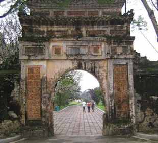 Tor in der Königsstadt in Huế (Vietnam)