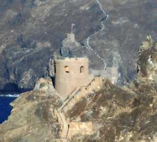 Historischer Wachturm an der Hafeneinfahrt
