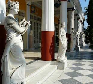 Statuen im Garten des Achillio
