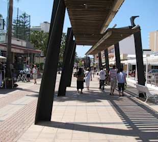 Shoppingmall 1 km lang Laden an Laden