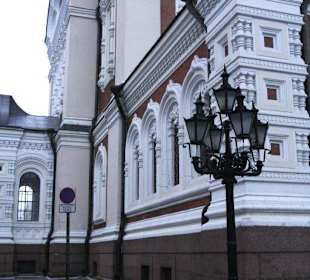 На углу церкви