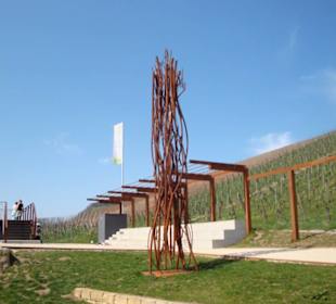 Vor der Kanzel die Skulptur