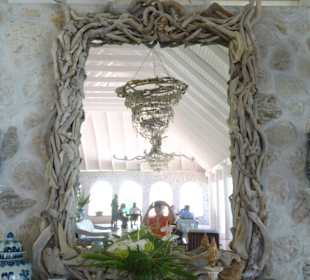 Spiegel umrahmt von Treibgut