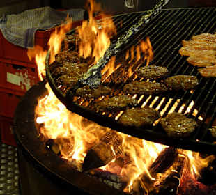 Feuer unter dem Schwenkgrill