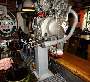 Das Bier wird aus einem Motor gezapft